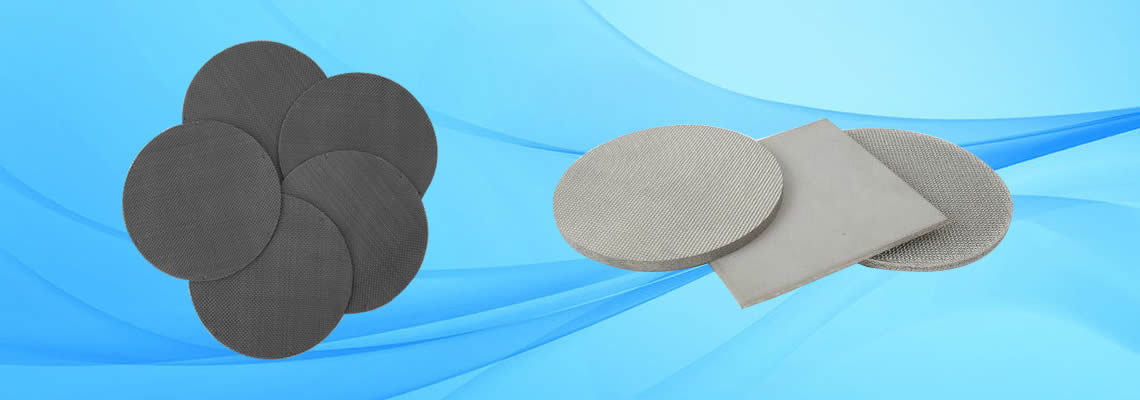 Several pieces of filter discs made of black woven wire cloth on the left, and on the right there are three sintered filters.